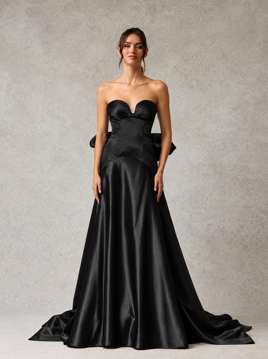 Vestido de Satén en Corta A, Escote Corazón, Sin Tirantes con Cauda, Colores Black y Magenta