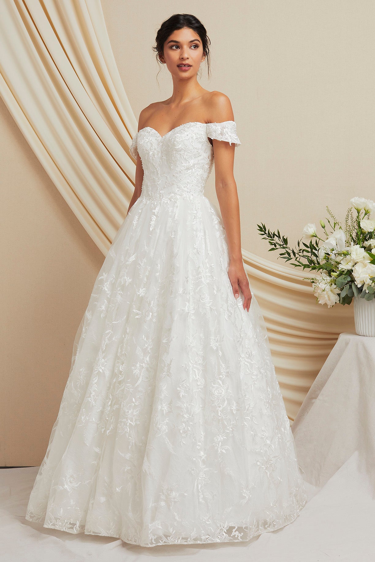 Vestido de Novia en Linea A de Encaje Escote de Corazón, Color Off White