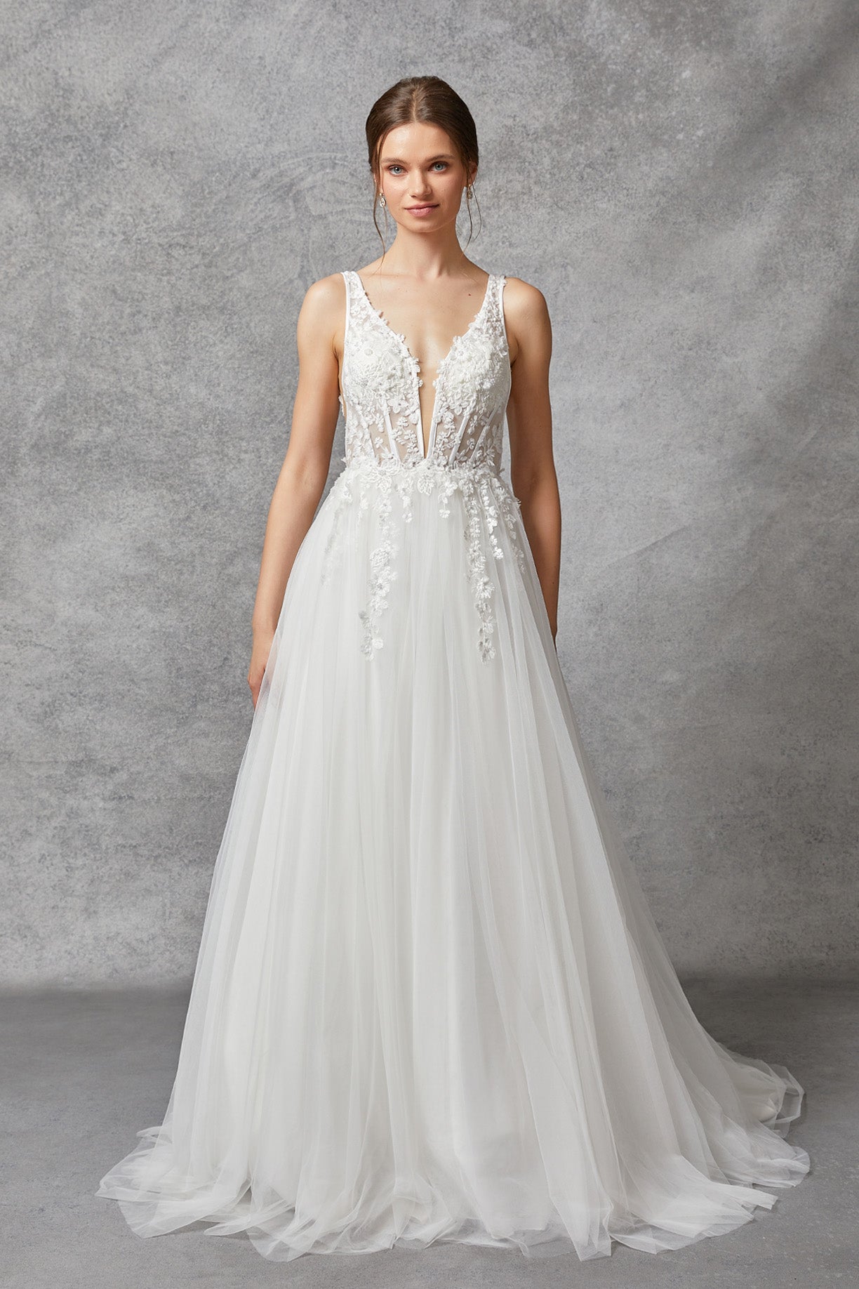 Vestido de Novia, Escote en Pico con Corse y con Tirantes.