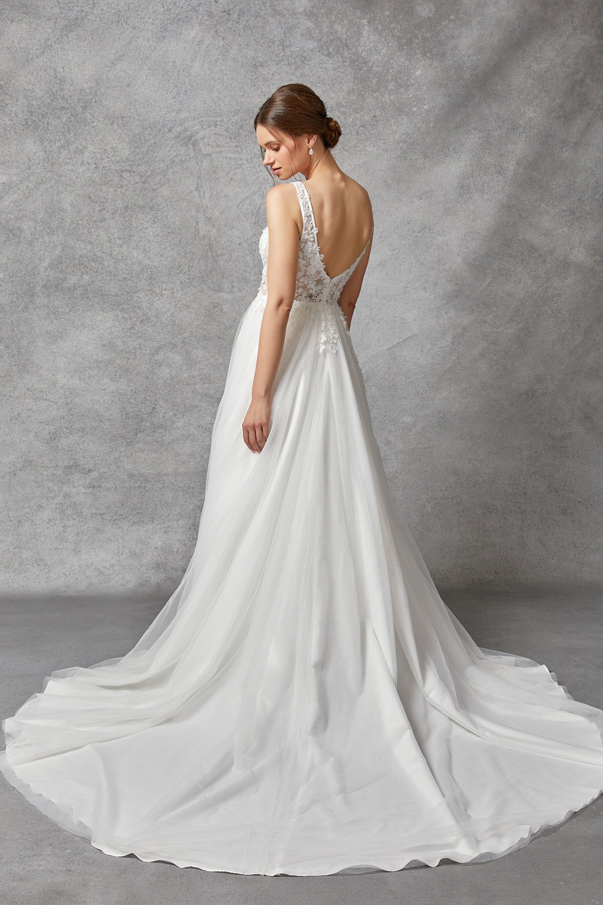 Vestido de Novia, Escote en Pico con Corse y con Tirantes.