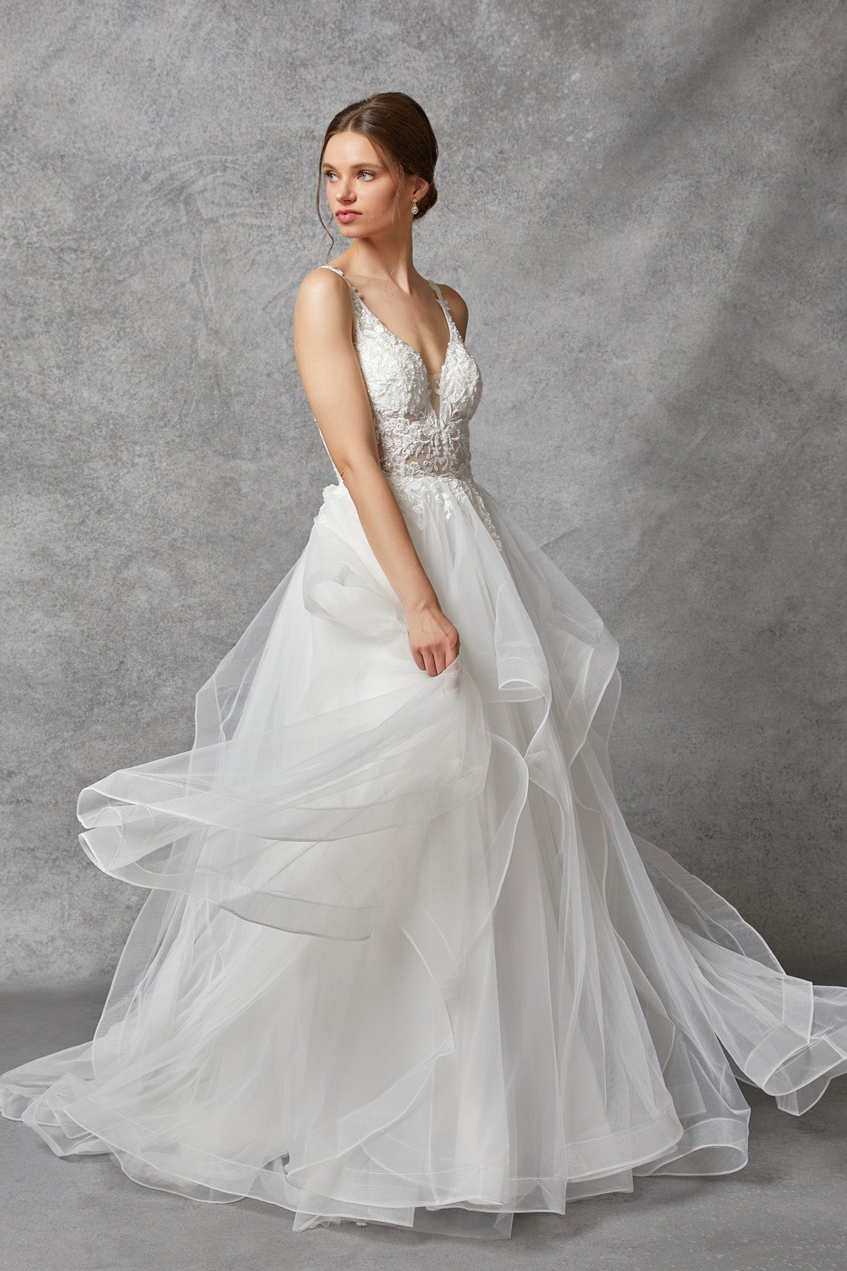 Vestido de Novia con Tirantes de Tul con Encaje Bordado con Cuentas y Lentejuelas, Color Off White