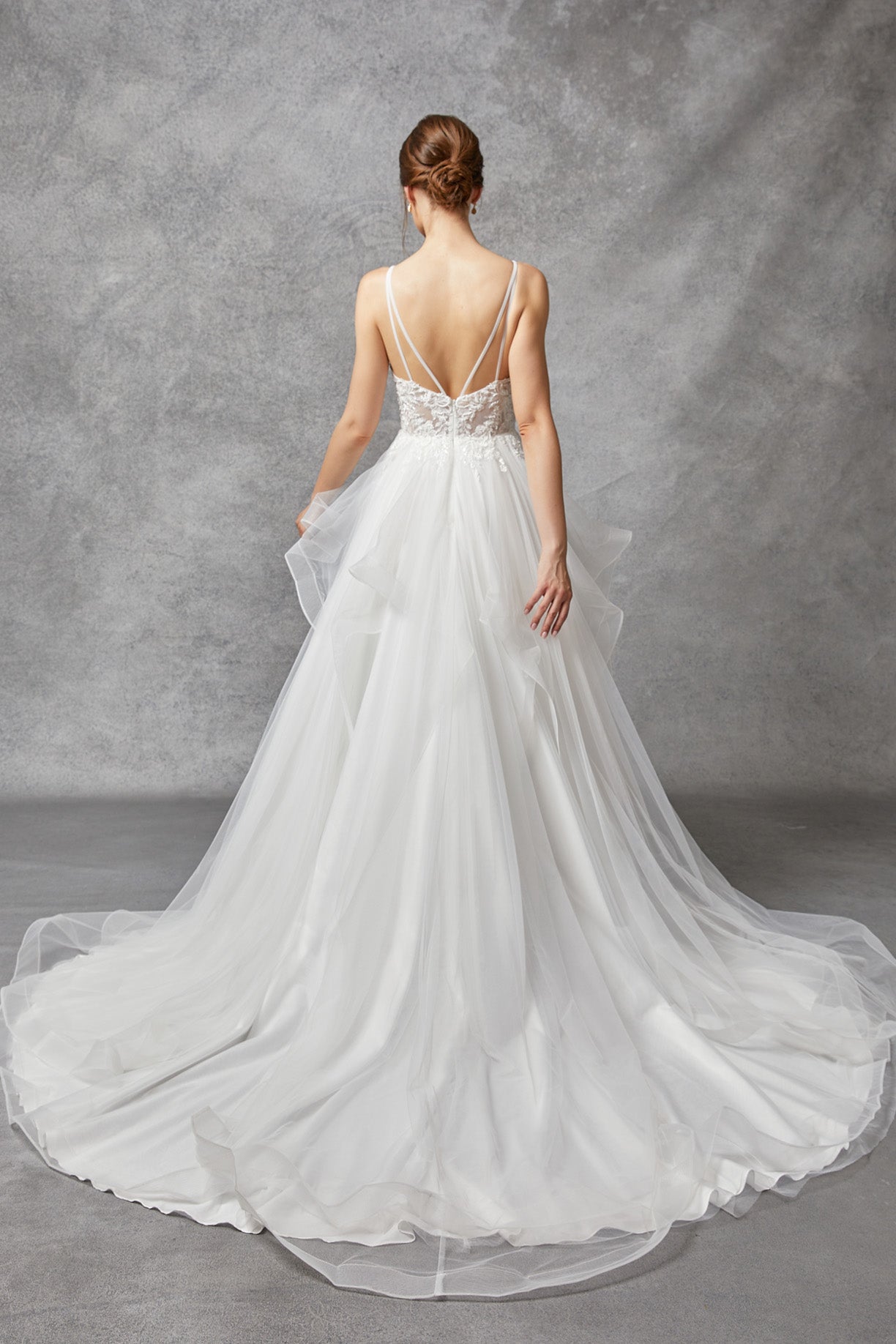 Vestido de Novia con Tirantes de Tul con Encaje Bordado con Cuentas y Lentejuelas, Color Off White