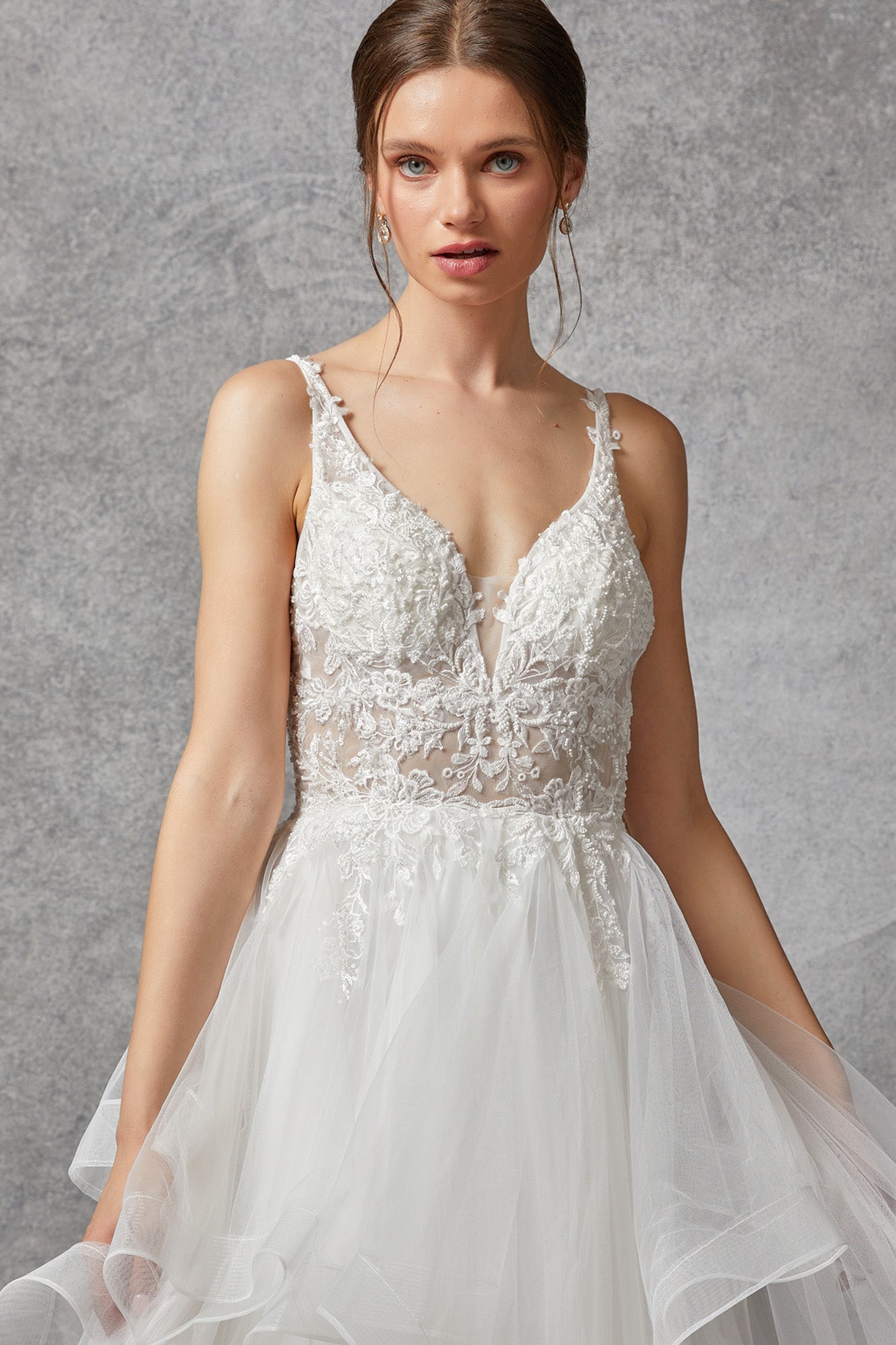 Vestido de Novia con Tirantes de Tul con Encaje Bordado con Cuentas y Lentejuelas, Color Off White