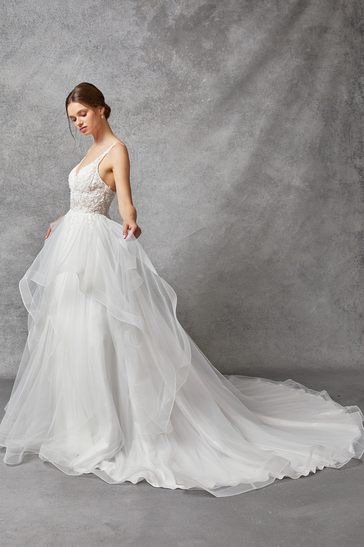 Vestido de Novia con Tirantes de Tul con Encaje Bordado con Cuentas y Lentejuelas, Color Off White