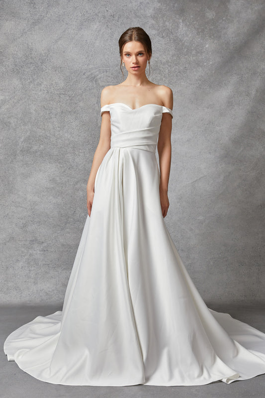 Vestido de Novia en Línea A Con Abertura de Satín Escote en Forma de Corazón y Con Hombros de Fuera.