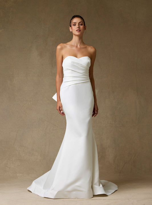 Vestido de Novia Corte Sirena con Escote de Corazón Cruzado y Lazo Desmontable, Color Off White