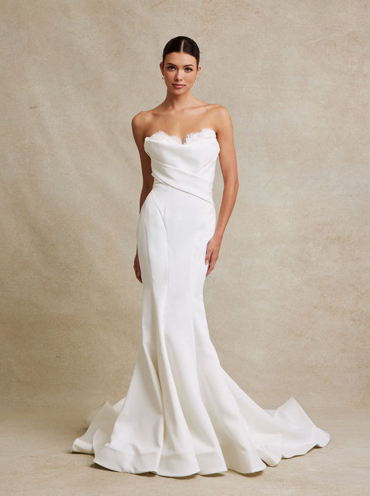 Vestido de Novia  Corte Sirena Escote Corazon y Botones en la Espalda Color Off White.