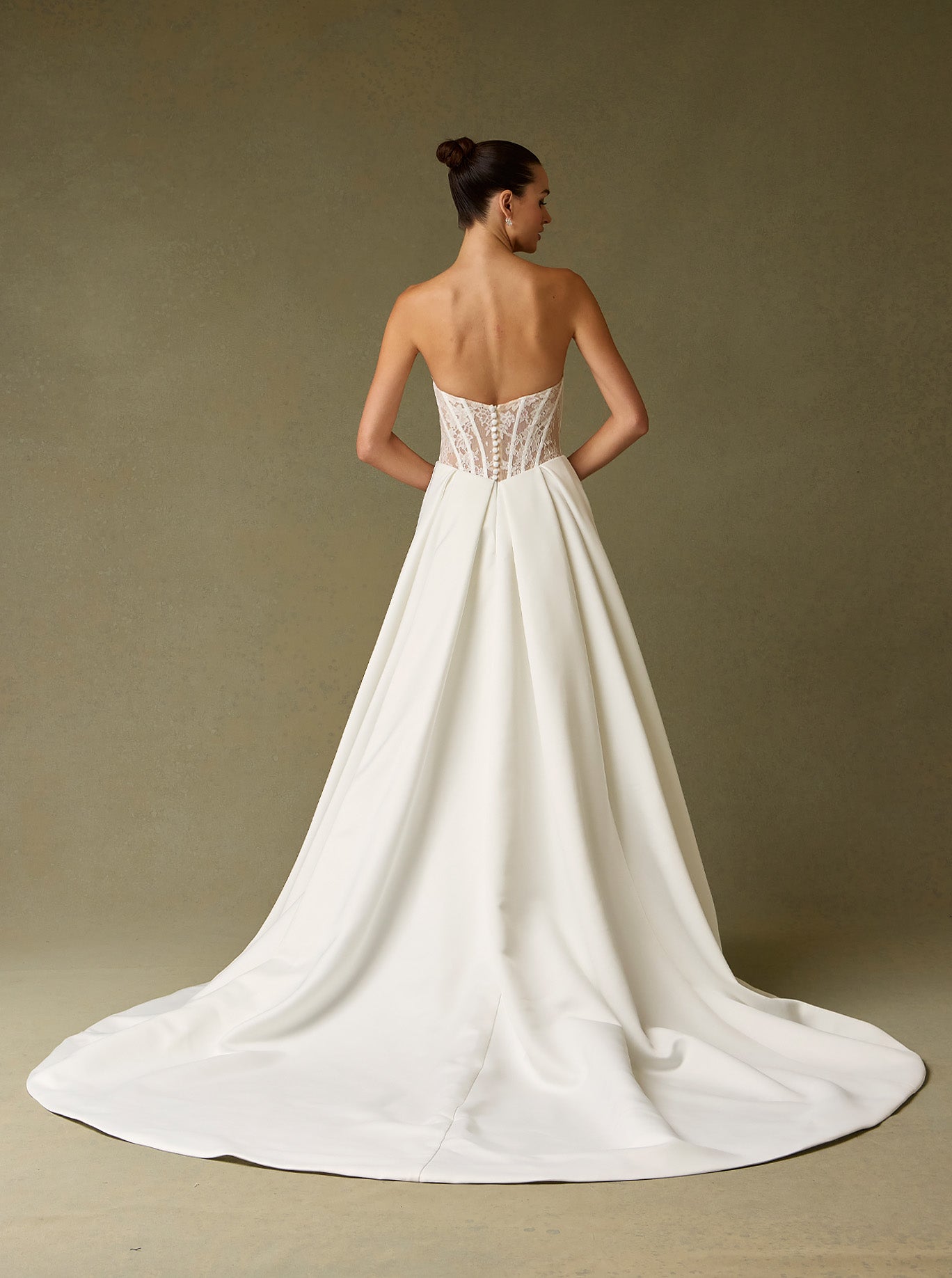 Vestido de Novia de Satén con Encaje, en Corte A, Escote Redondo sin Tirantes, Color Off White