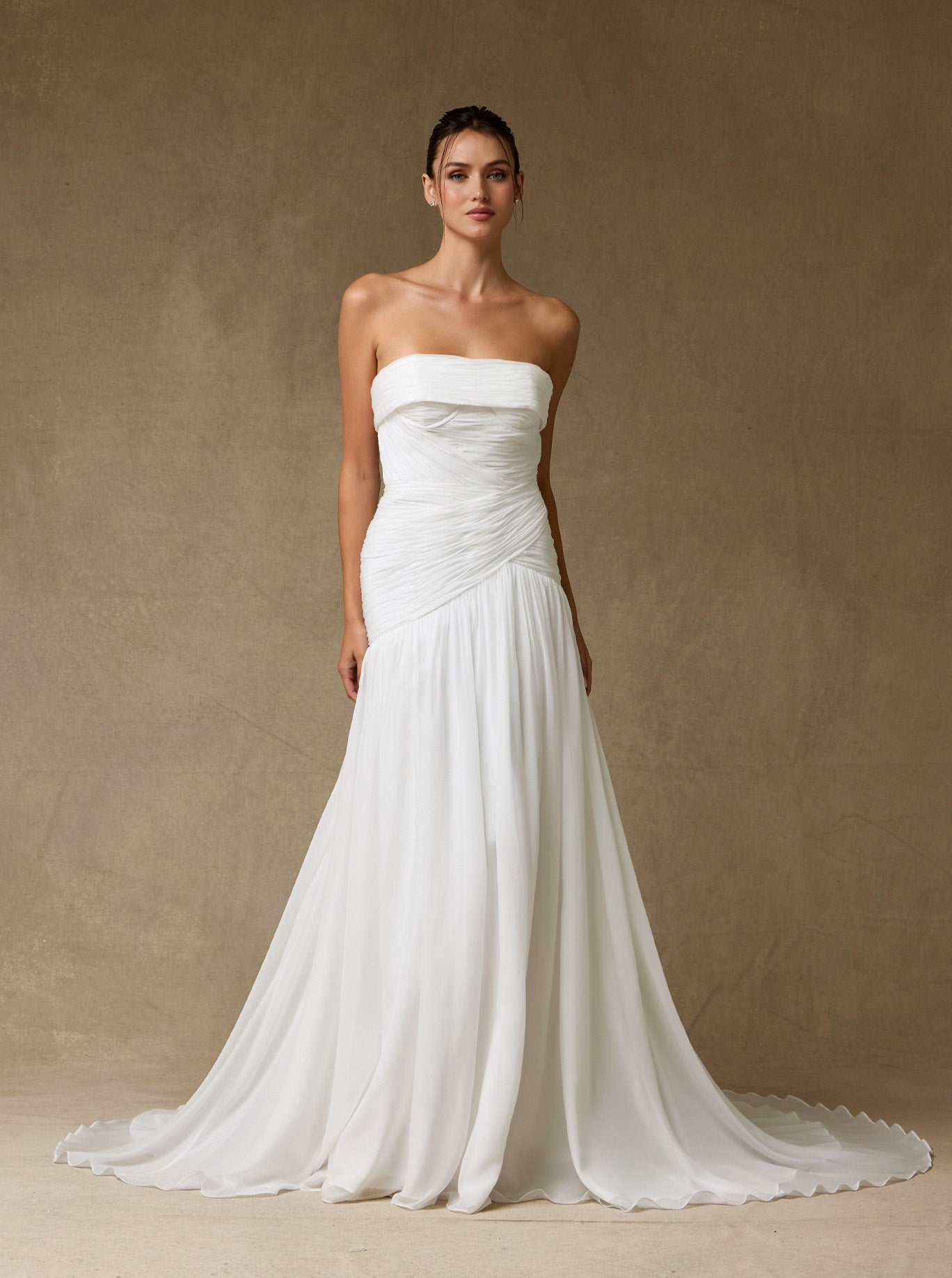 Vestido de Novia de Chiffon, Sin Tirantes y Escote Recto, Color Off White