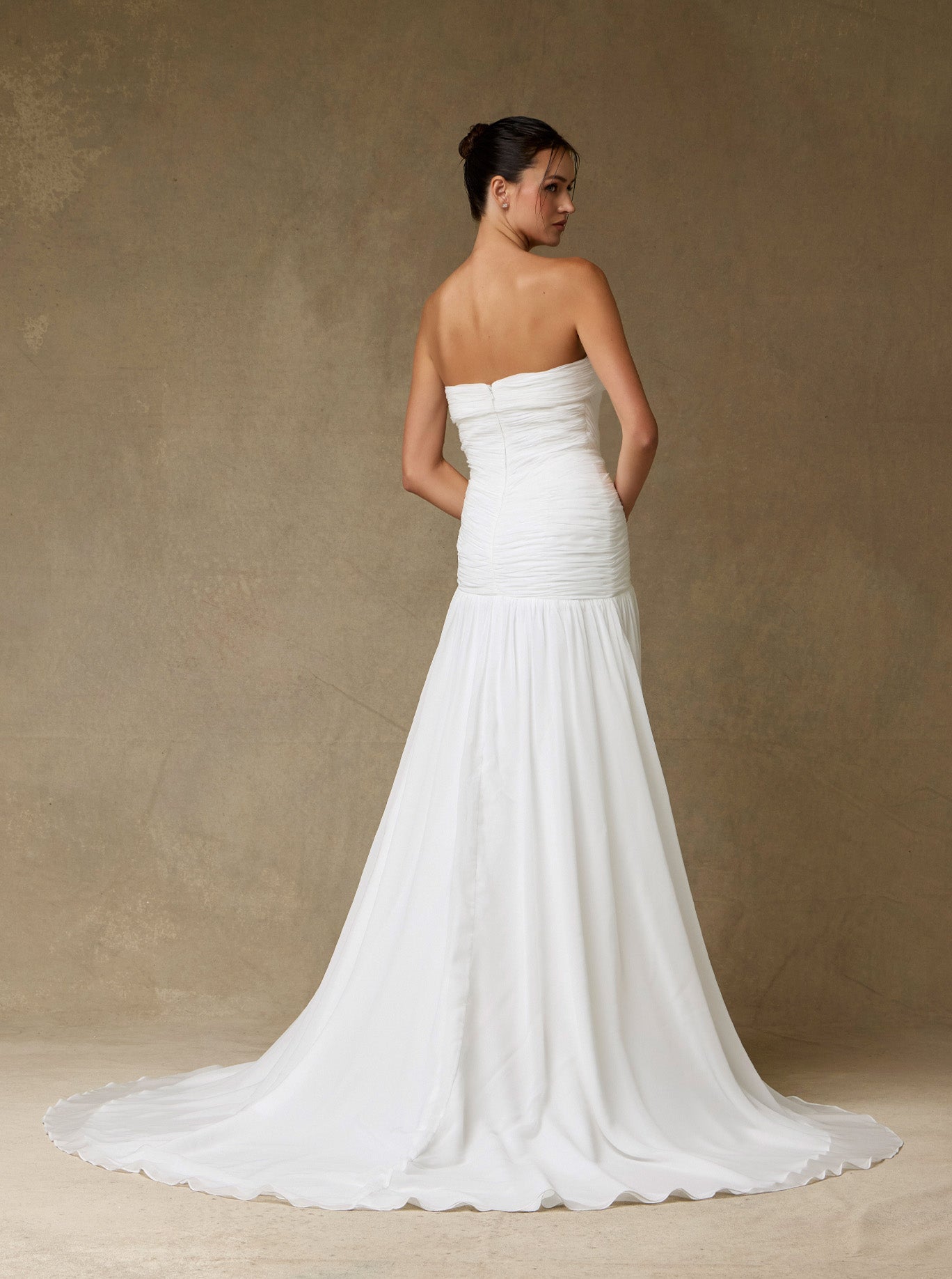 Vestido de Novia de Chiffon, Sin Tirantes y Escote Recto, Color Off White