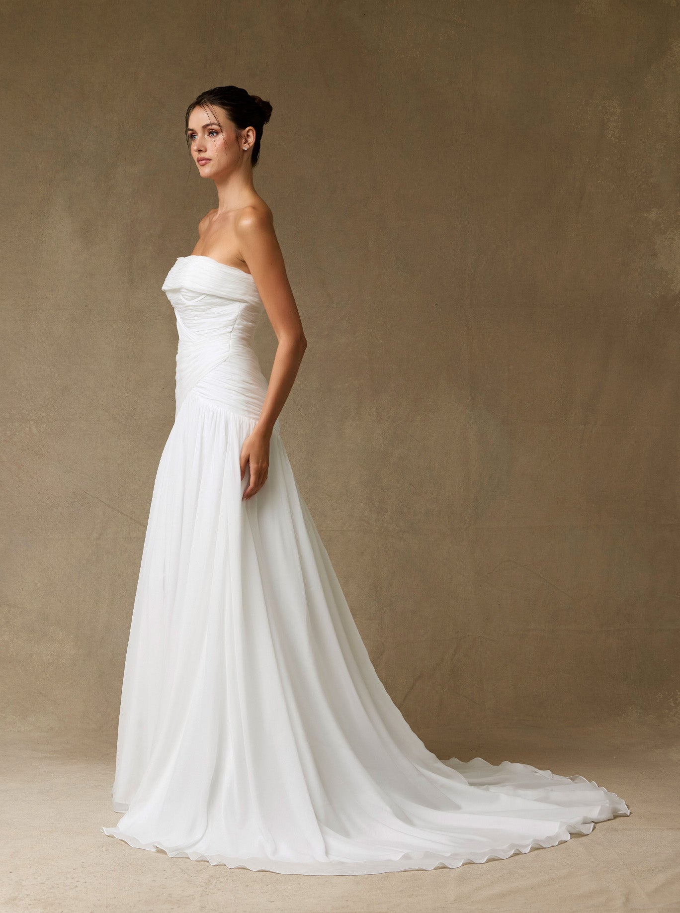 Vestido de Novia de Chiffon, Sin Tirantes y Escote Recto, Color Off White