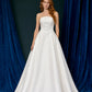 Vestido de Novia en Corte A, Con Escote Recto, Con Botones en la Parte de Atrás y Cauda, Color Off White