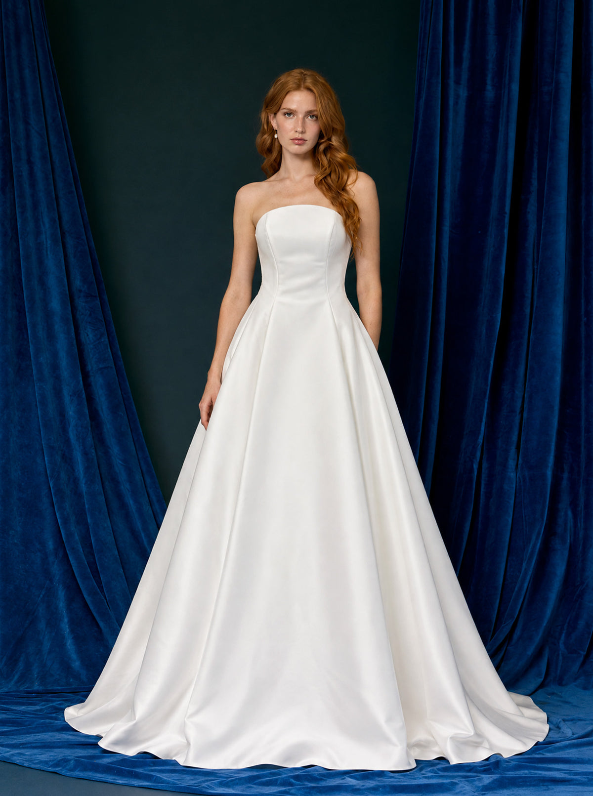 Vestido de Novia en Corte A, Con Escote Recto, Con Botones en la Parte de Atrás y Cauda, Color Off White