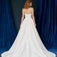Vestido de Novia en Corte A, Con Escote Recto, Con Botones en la Parte de Atrás y Cauda, Color Off White