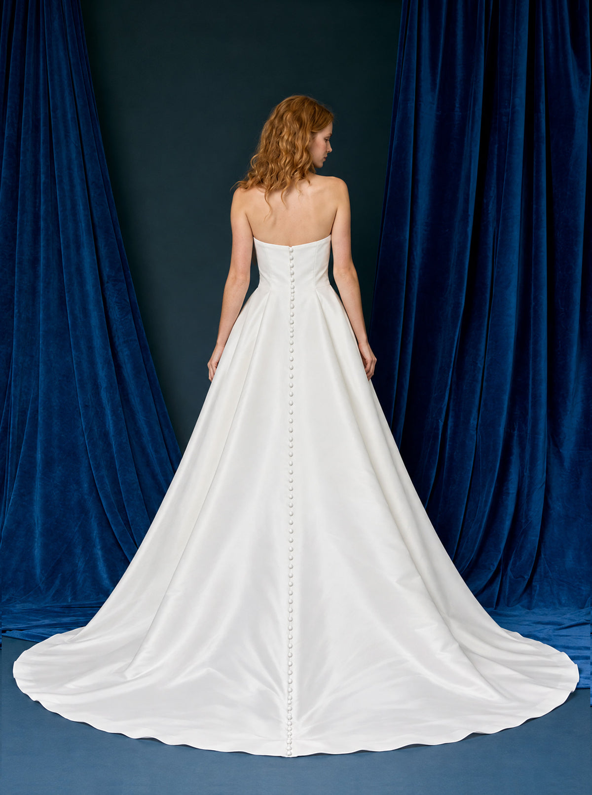 Vestido de Novia en Corte A, Con Escote Recto, Con Botones en la Parte de Atrás y Cauda, Color Off White