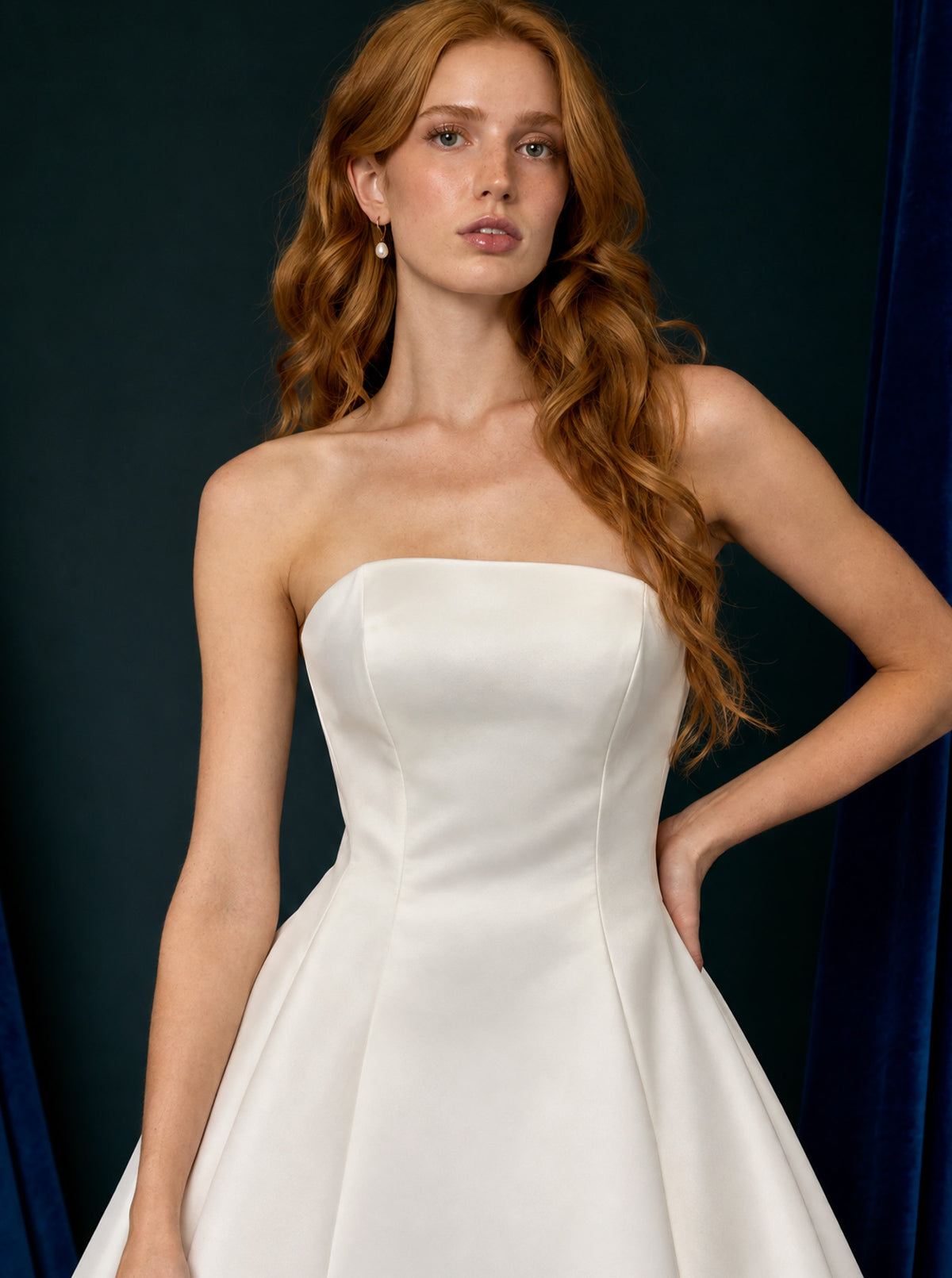 Vestido de Novia en Corte A, Con Escote Recto, Con Botones en la Parte de Atrás y Cauda, Color Off White