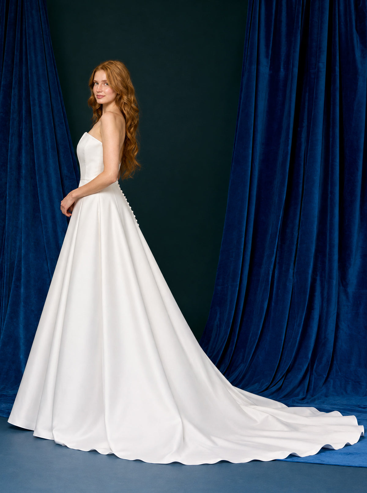 Vestido de Novia en Corte A, Con Escote Recto, Con Botones en la Parte de Atrás y Cauda, Color Off White