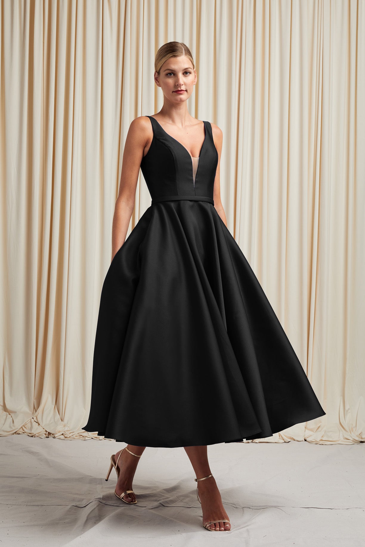 Vestido Corto Cuello V Sin Mangas (Varios Colores)