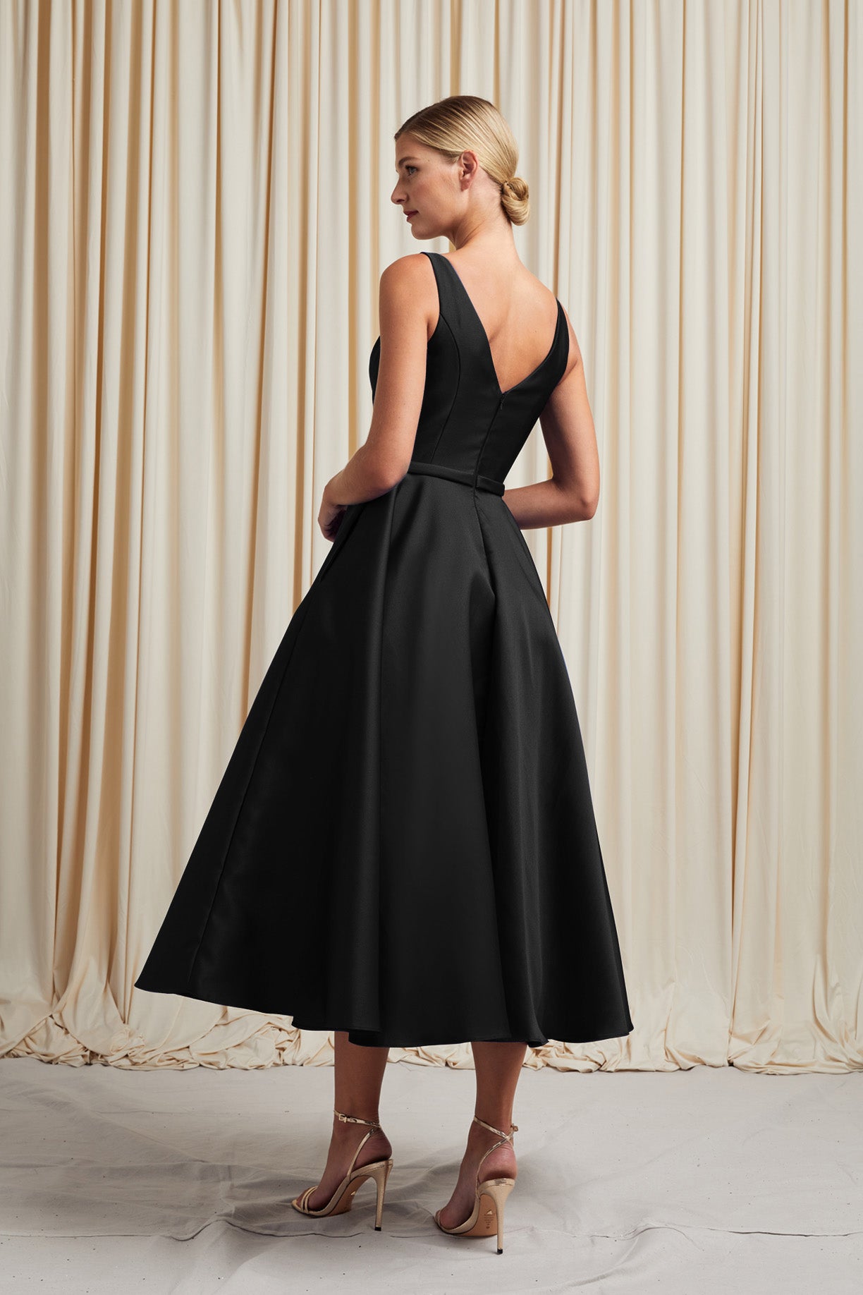 Vestido Corto Cuello V Sin Mangas (Varios Colores)