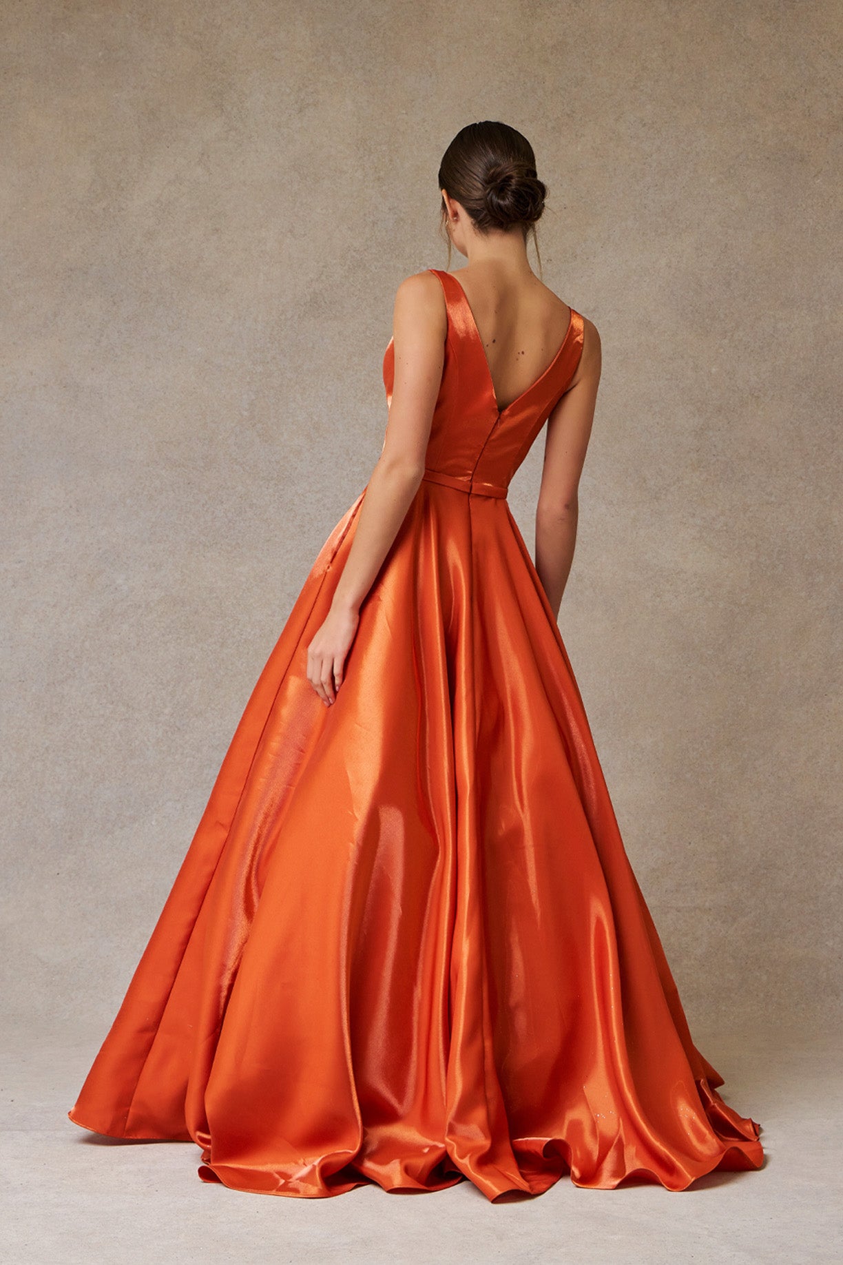 Vestido de Satén  en línea A con Cuello V (Varios Colores)