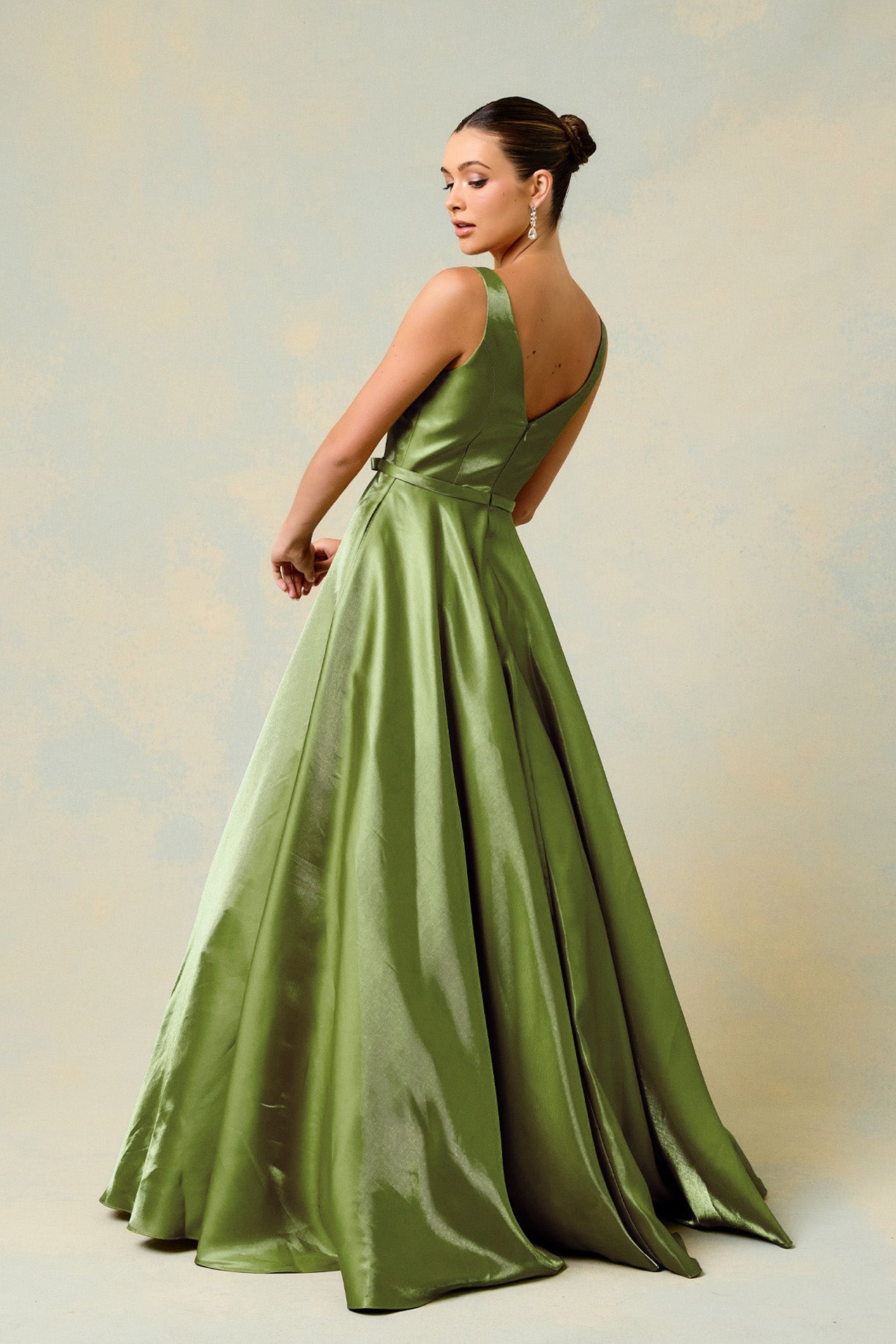 Vestido de Satén  en línea A con Cuello V (Varios Colores)
