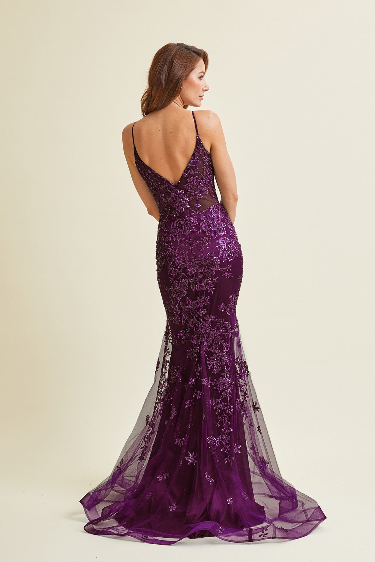 Vestido de Noche Corte Sirena  con Corse  Sin Mangas Color Plum.