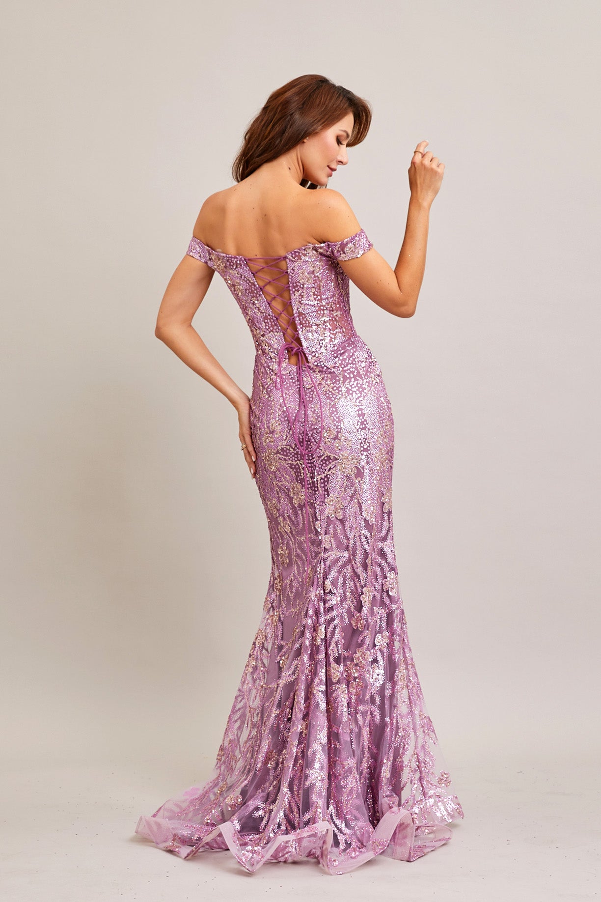 Vestido con Hombros Descubiertos con Tul Bordado con Brillo y Lentejuelas, Color Dark Mauve