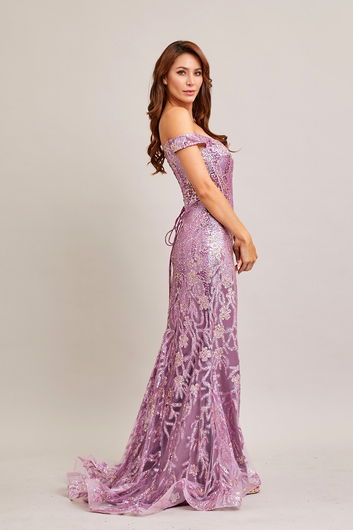 Vestido con Hombros Descubiertos con Tul Bordado con Brillo y Lentejuelas, Color Dark Mauve