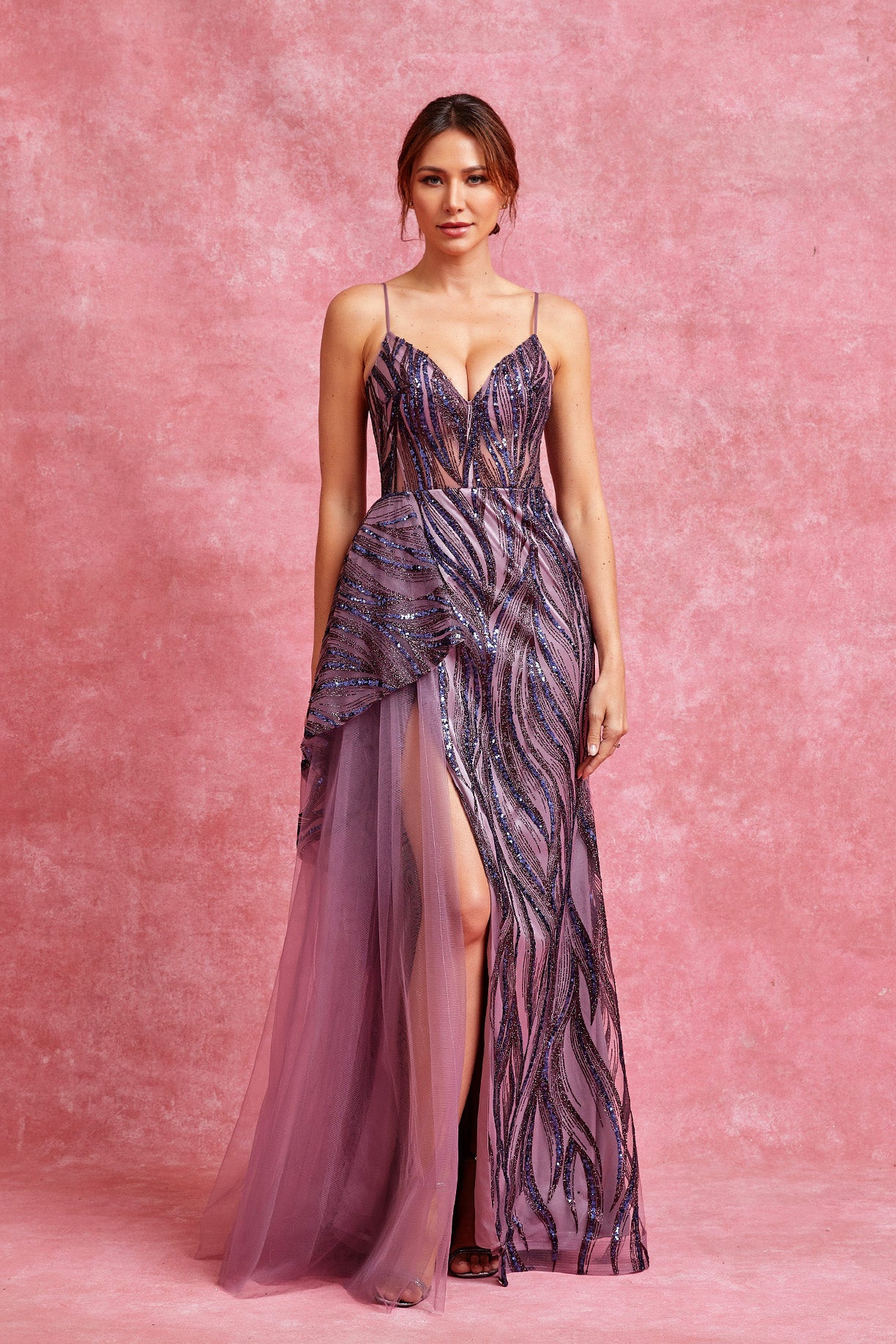 Vestido de Noche Sin Mangas, Escote de Corazón y Abertura Color Purple.