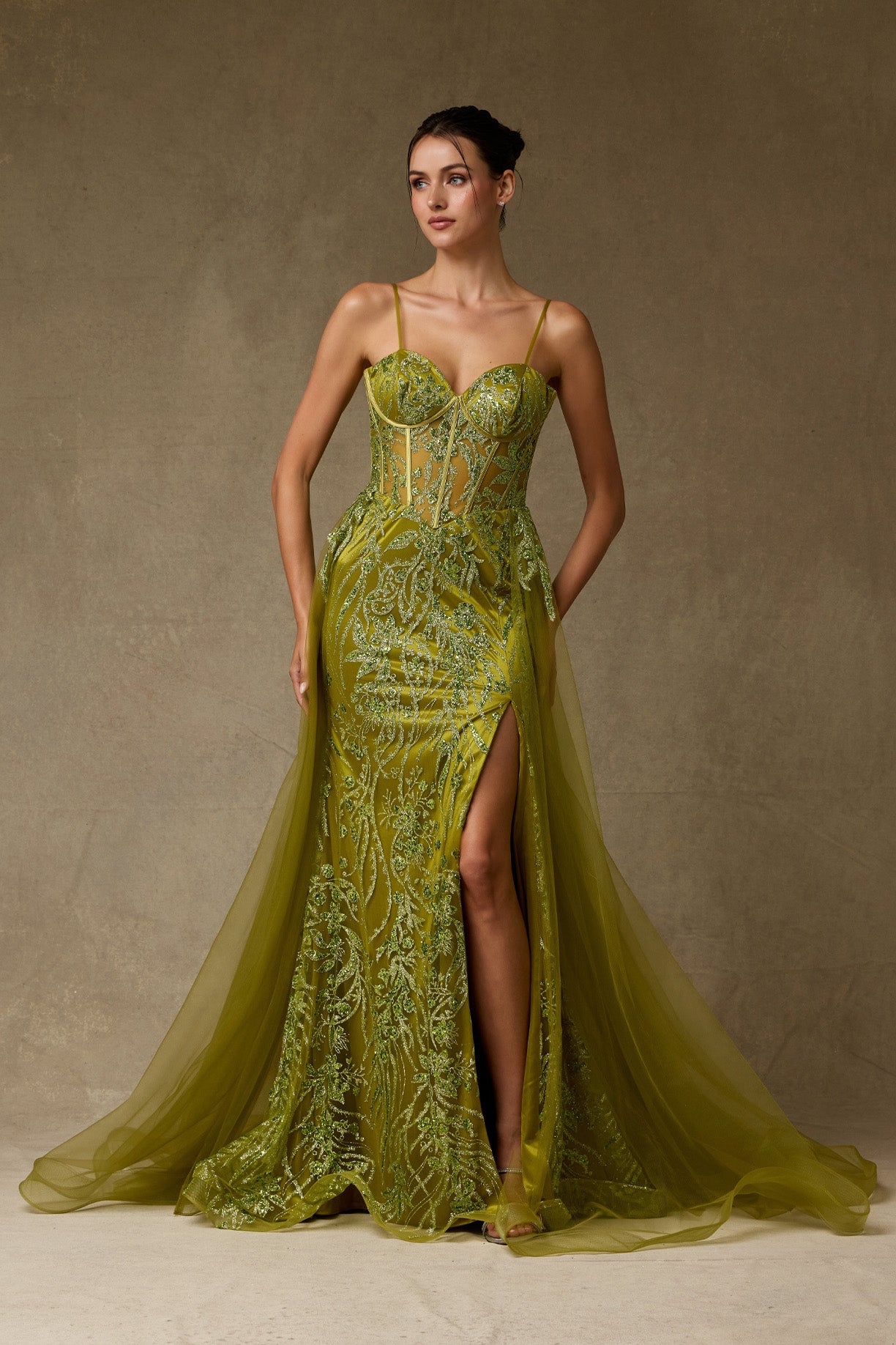 Vestido Con Tirantes Escoite Corazón y con Cola (Dos Colores)