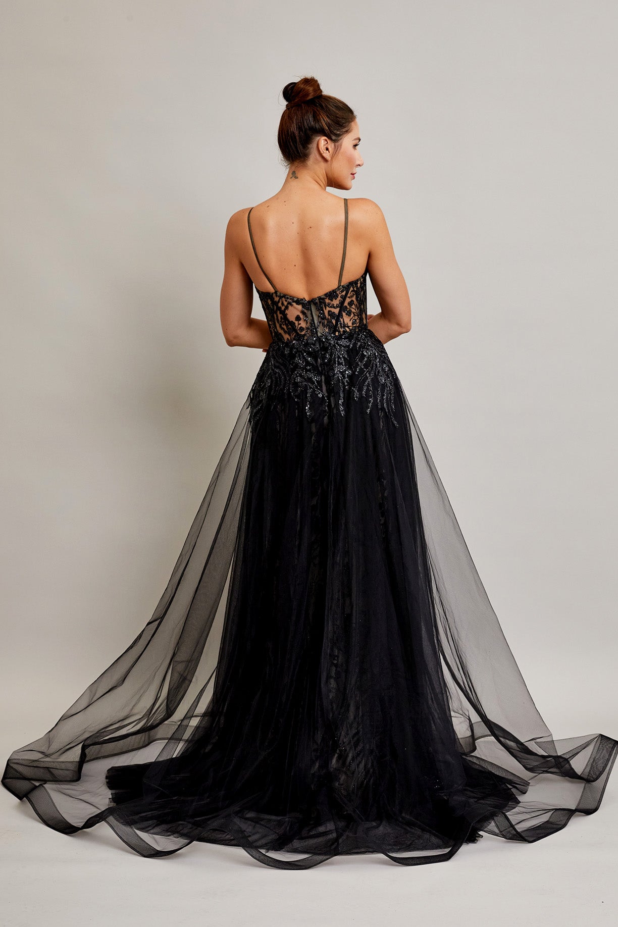 Vestido Con Tirantes Escoite Corazón y con Cola. Color Black Nude.