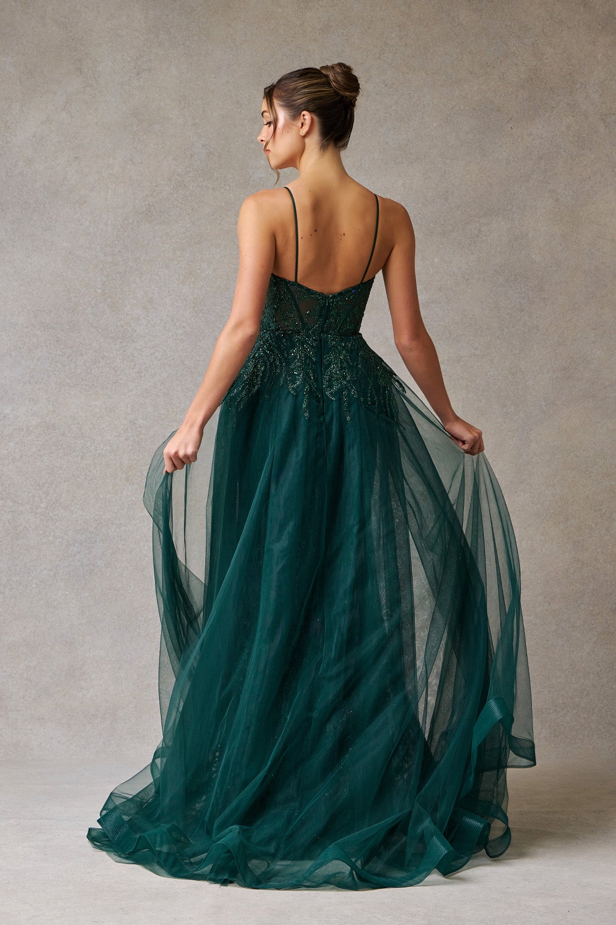 Vestido Con Tirantes Escoite Corazón y con Cola (Dos Colores)