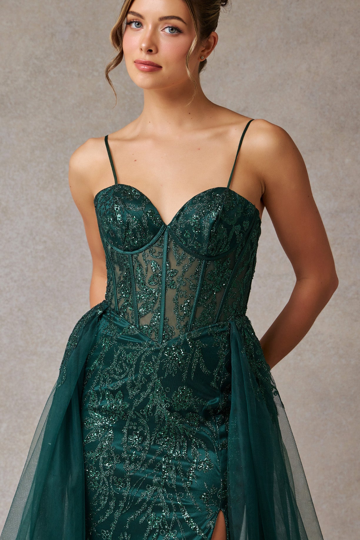 Vestido Con Tirantes Escoite Corazón y con Cola (Dos Colores)