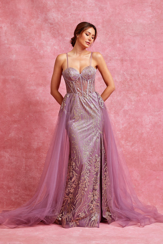 Vestido Con Tirantes Escoite Corazón y con Cola. Color Mauve