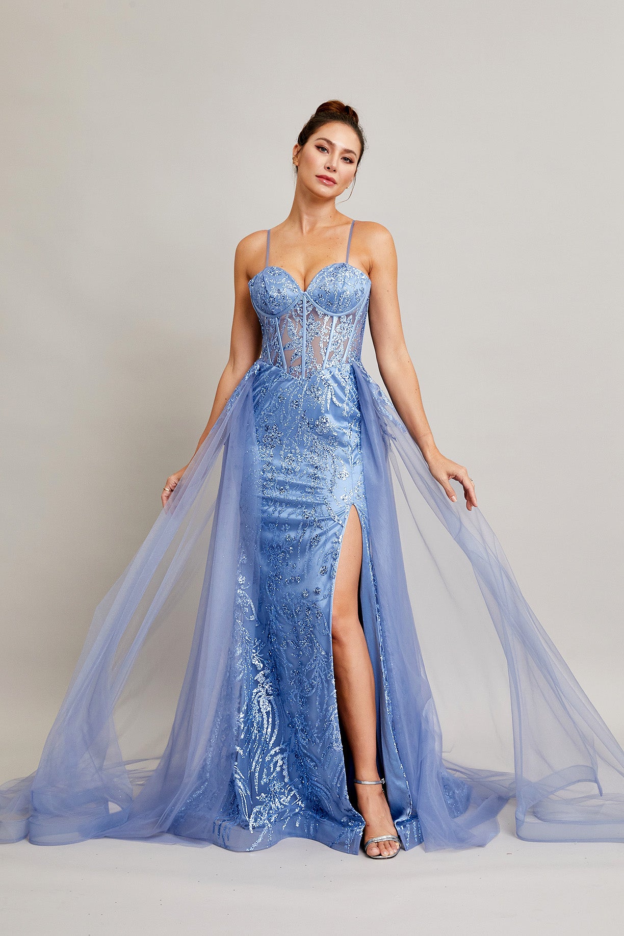 Vestido Con Tirantes Escoite Corazón y con Cola. Color Ice Blue.
