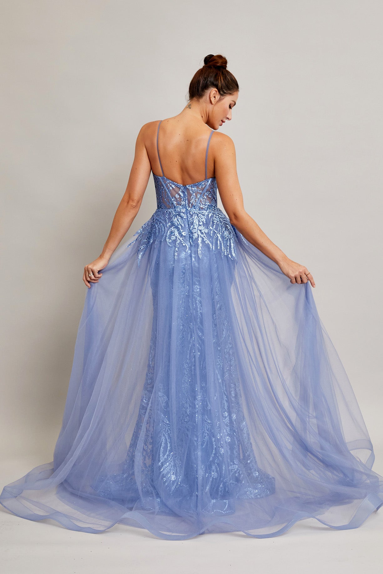 Vestido Con Tirantes Escoite Corazón y con Cola. Color Ice Blue.