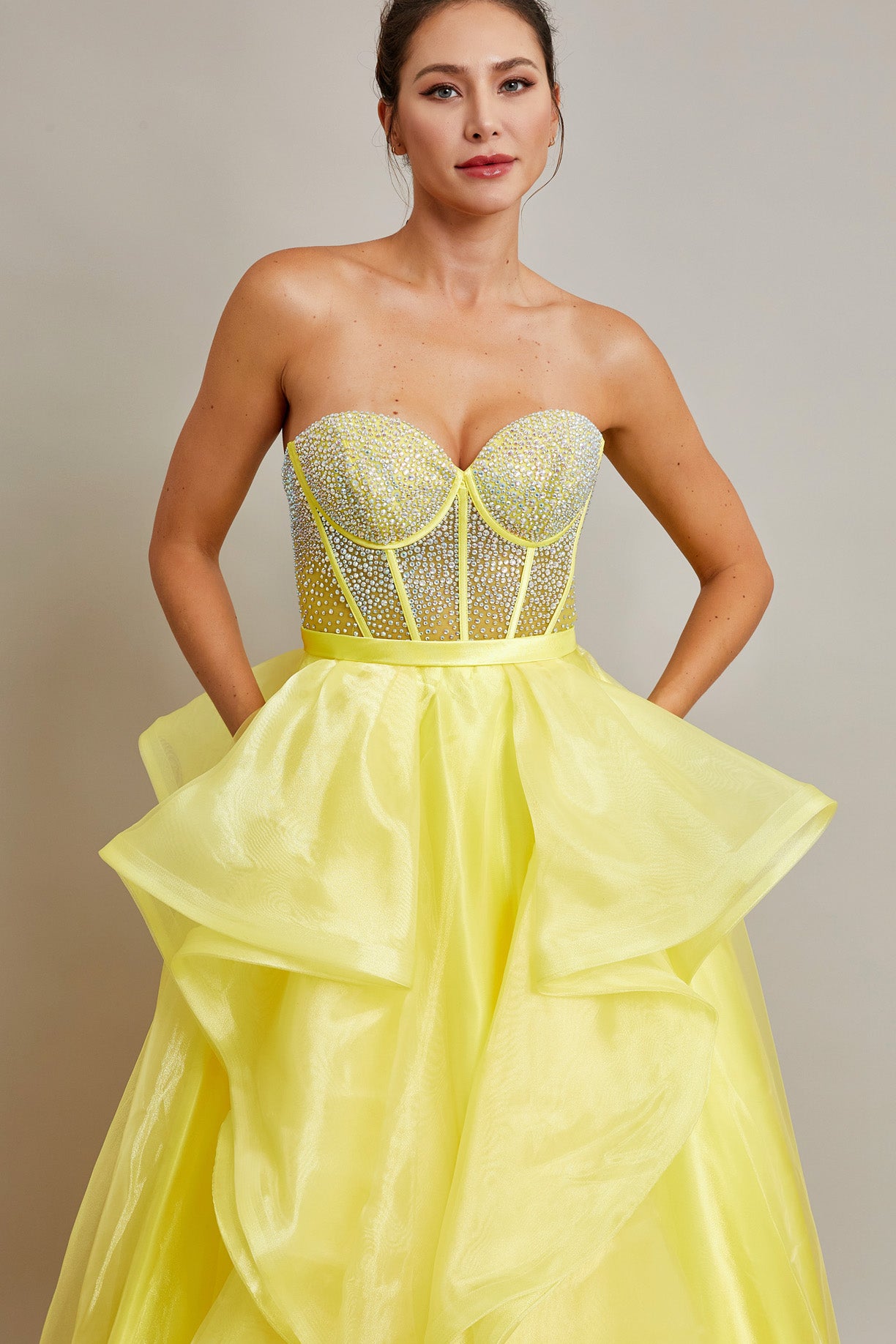 Vestido de Corsé en Capas con Cola (Varios Colores)