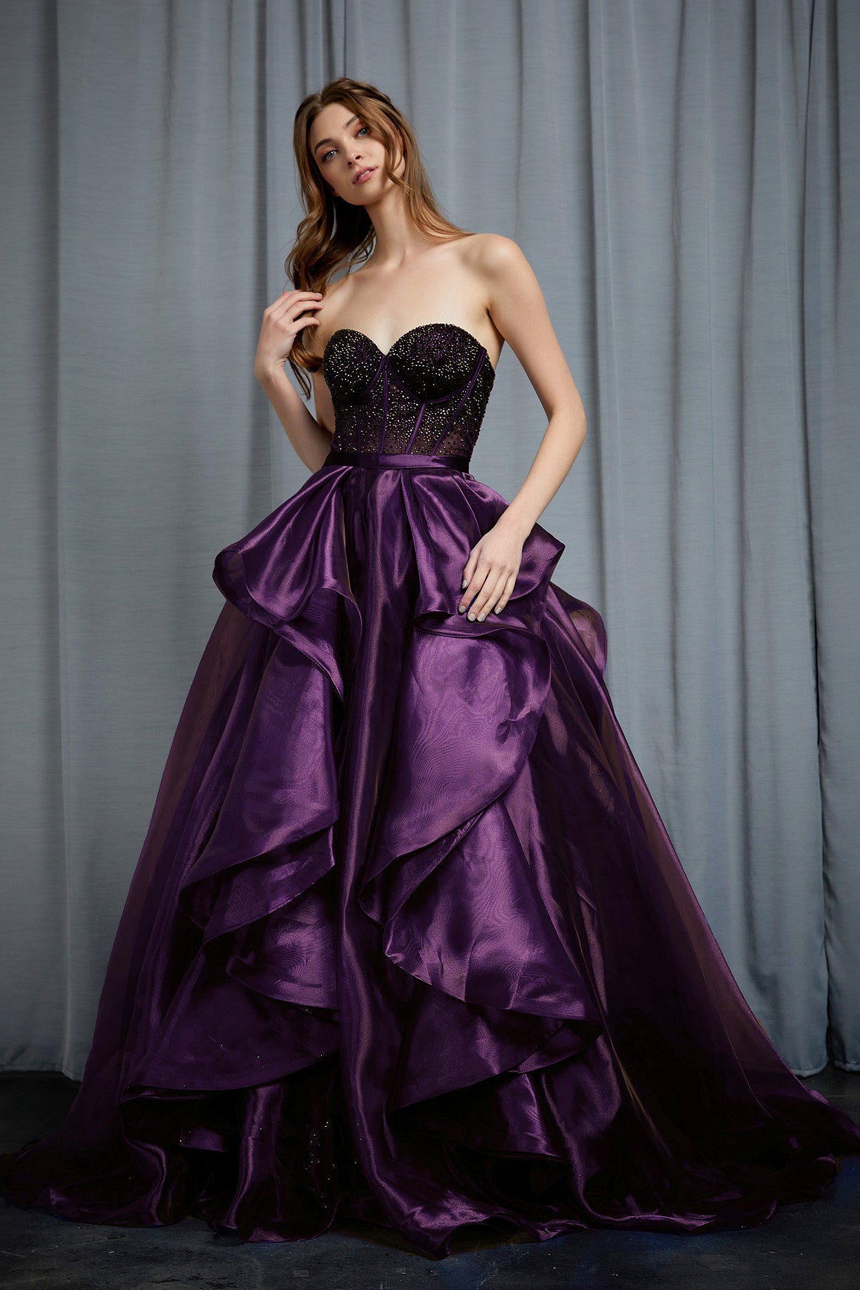 Vestido de Corsé en Capas con Cola (Varios Colores)