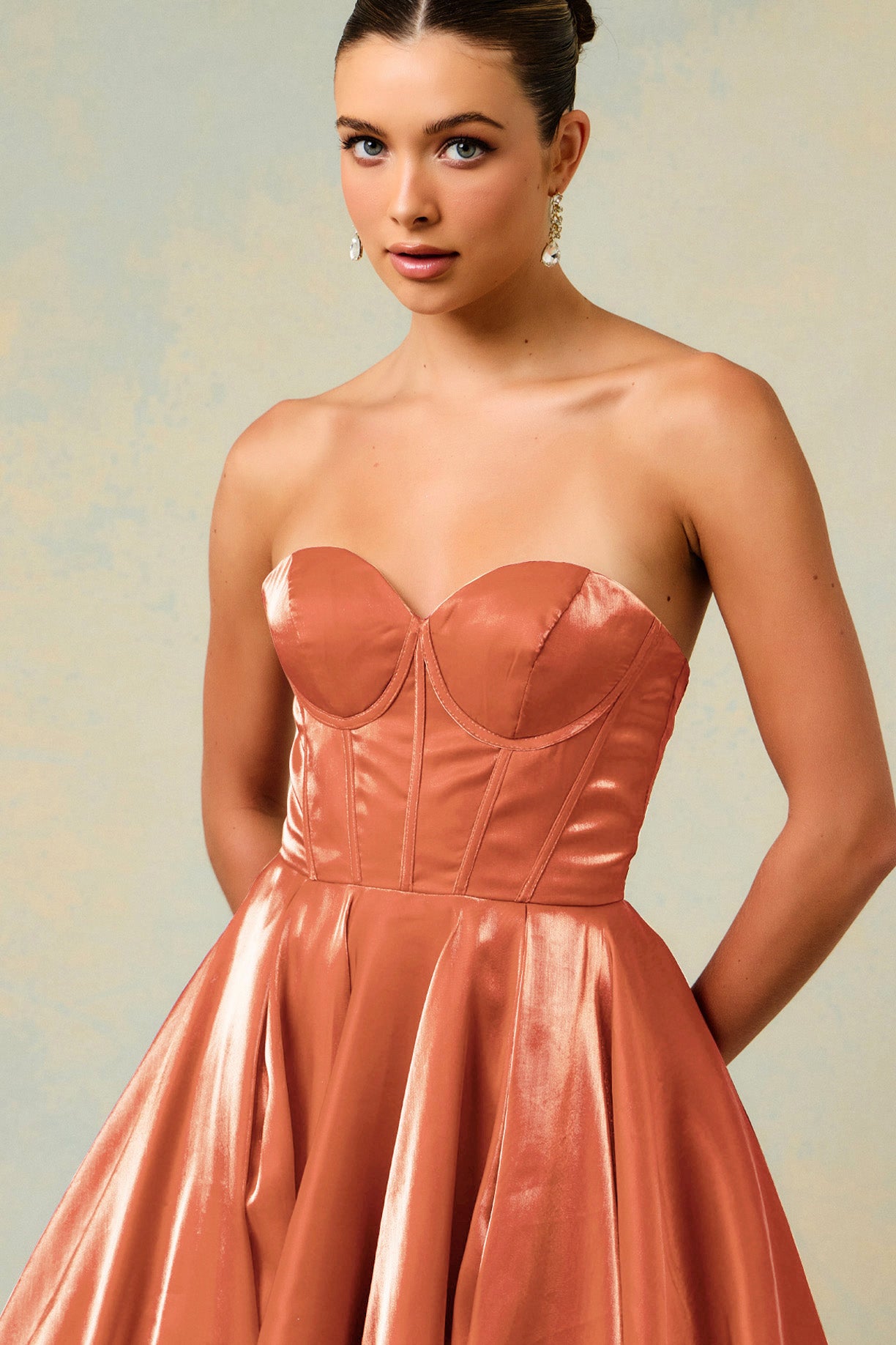 Vestido en Línea A a Capas y Straplees Color Copper
