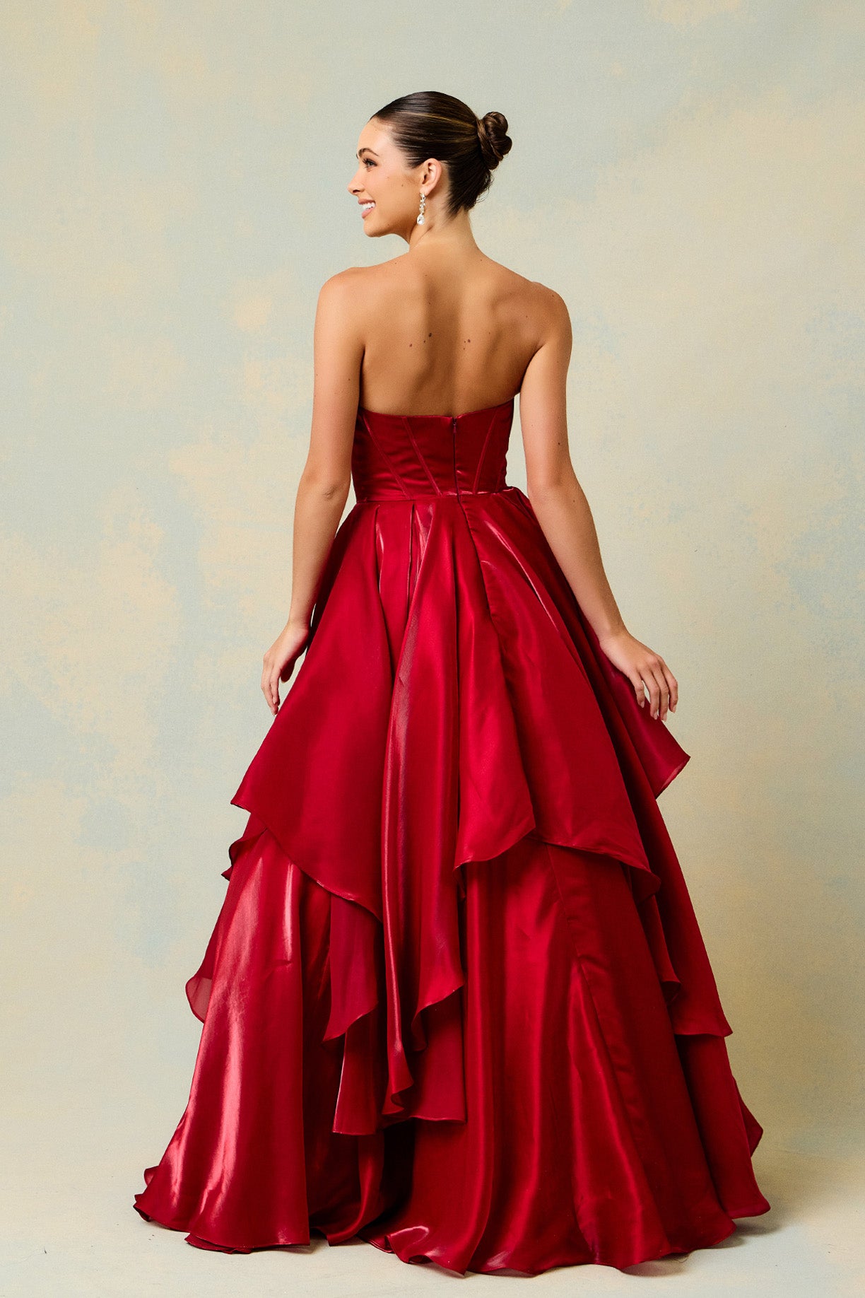 Vestido en Línea A a Capas y Straplees, Colores Burgundy y Black
