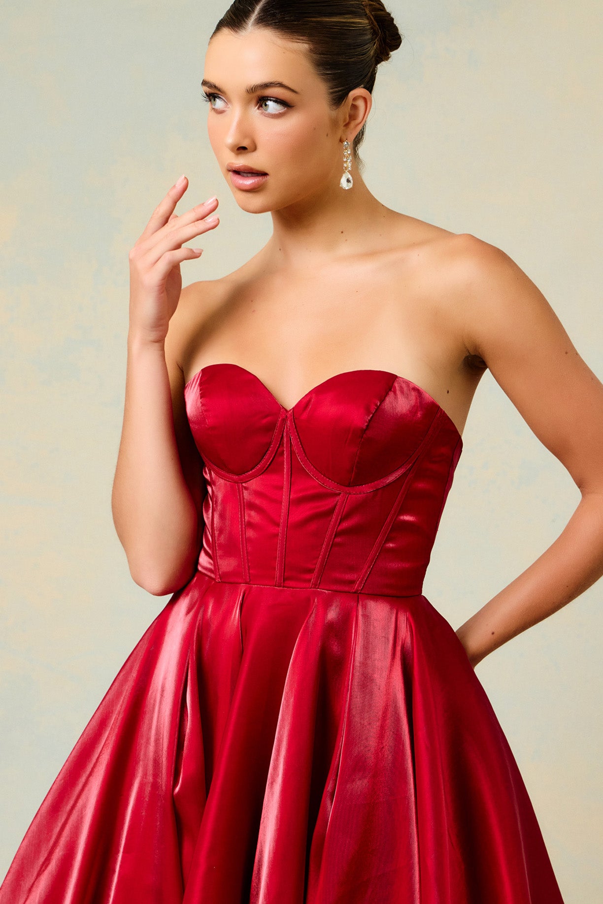 Vestido en Línea A a Capas y Straplees, Colores Burgundy y Black
