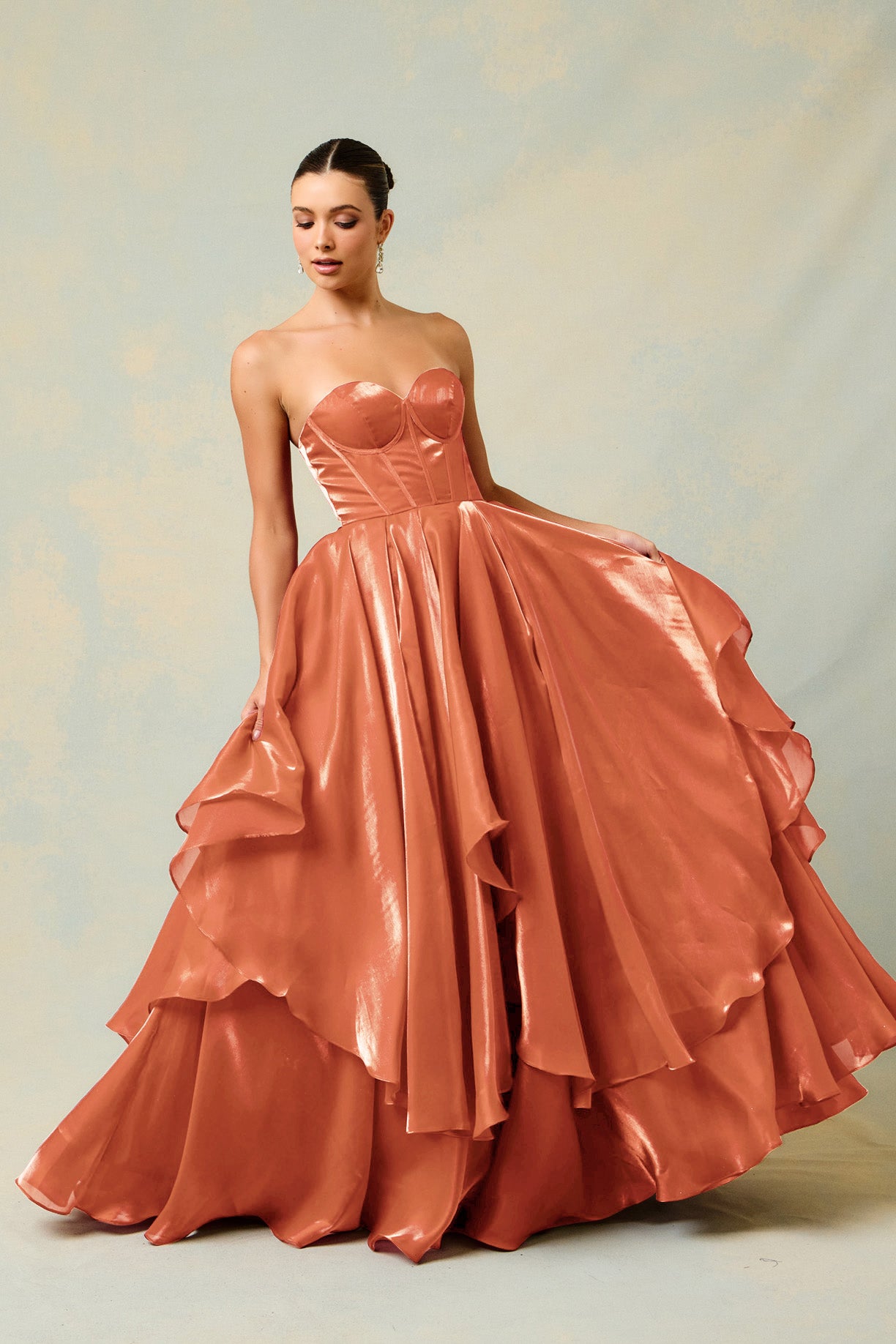 Vestido en Línea A a Capas y Straplees Color Copper