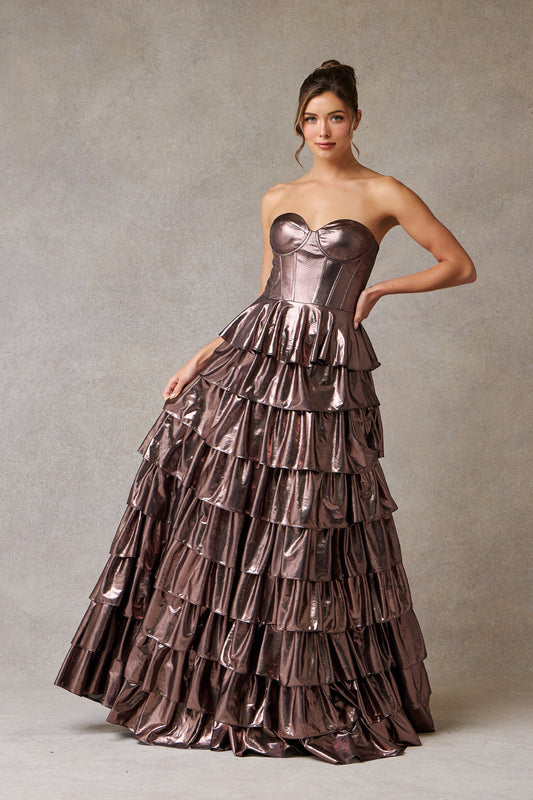 Vestido en Líea A Sin Tirantes de Color Bronze Metalizado.