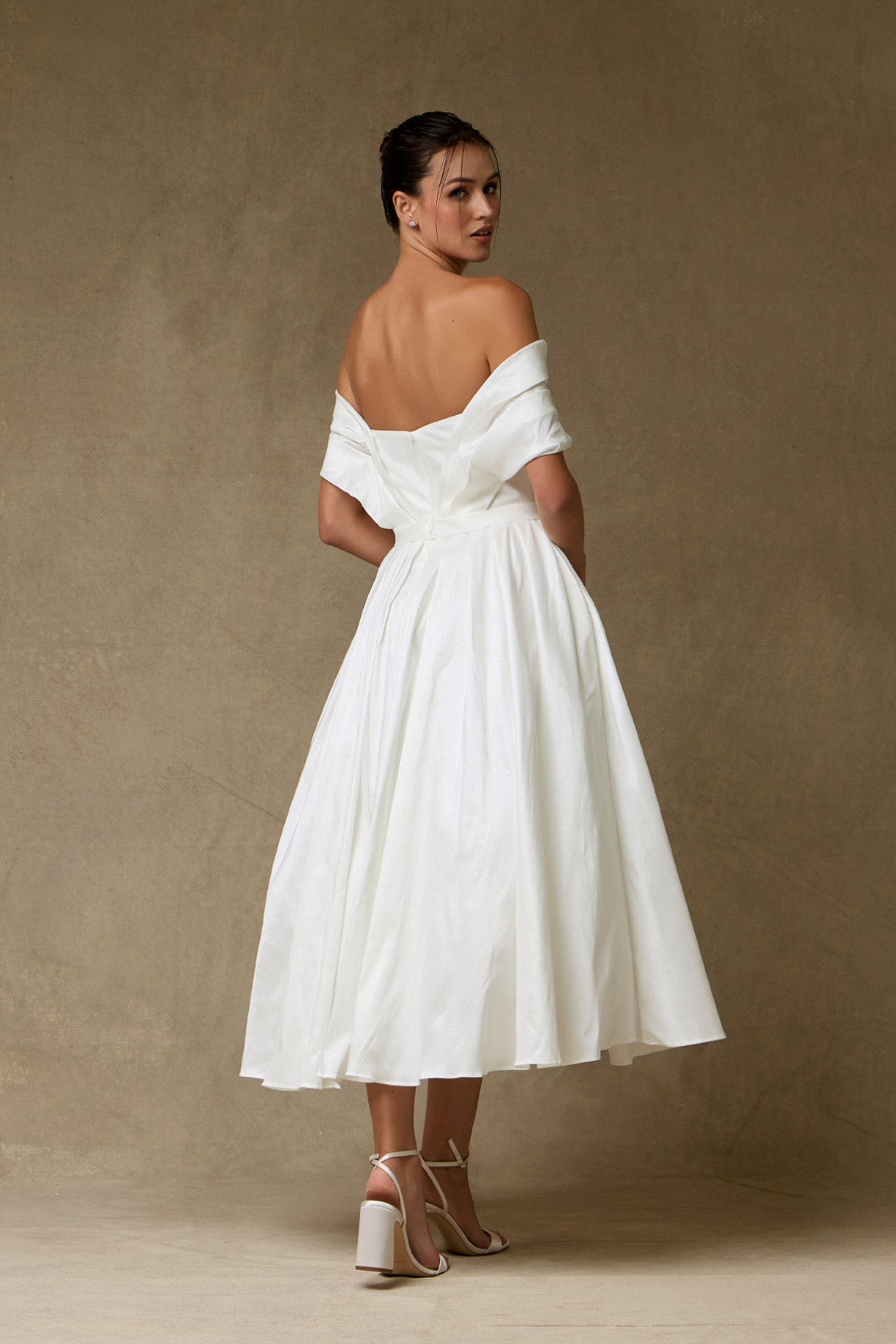 Vestido de Novia Corte MIDI Color Off White.