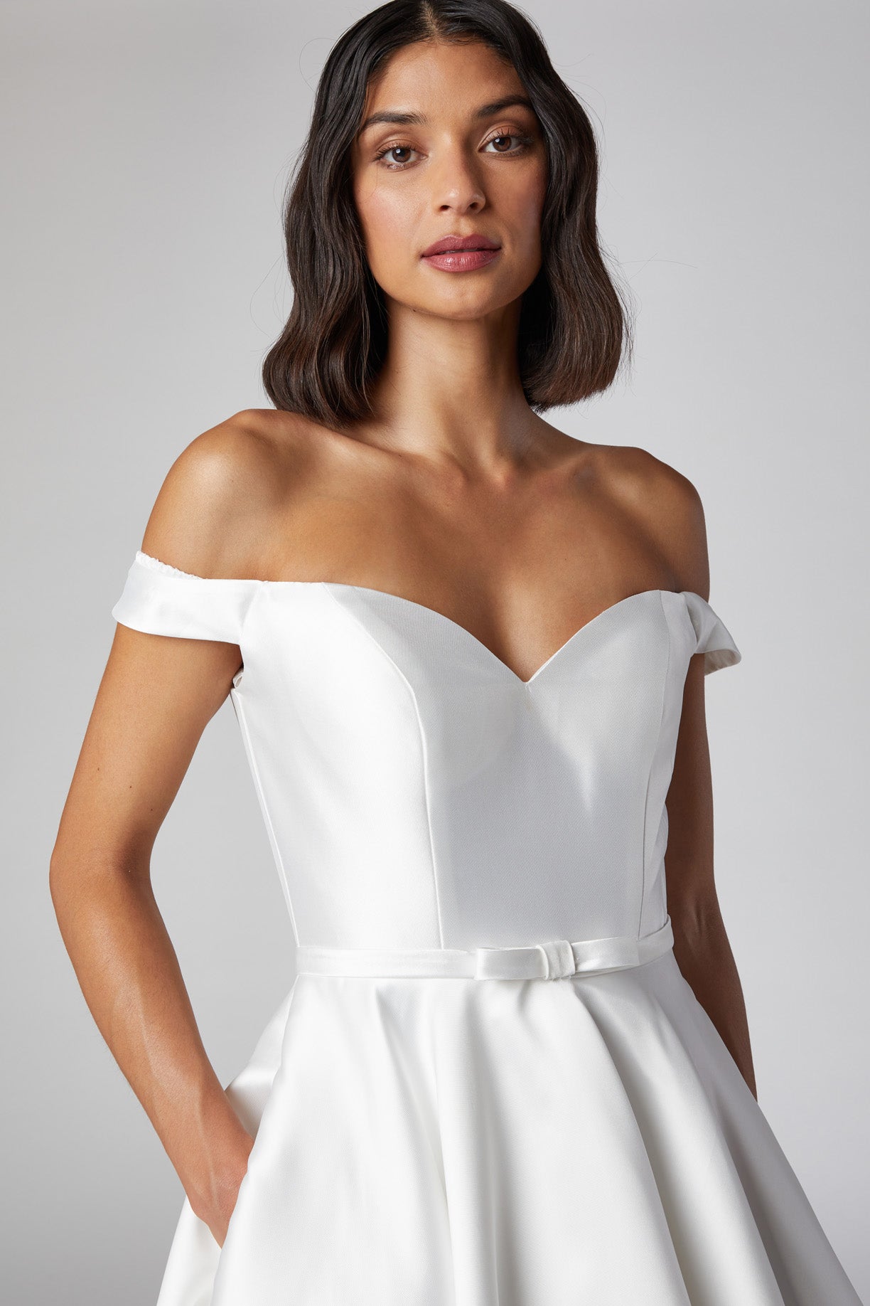 Vestido de Novia Corte en A Mangas al Hombro y Escote de Corazón Color Off White