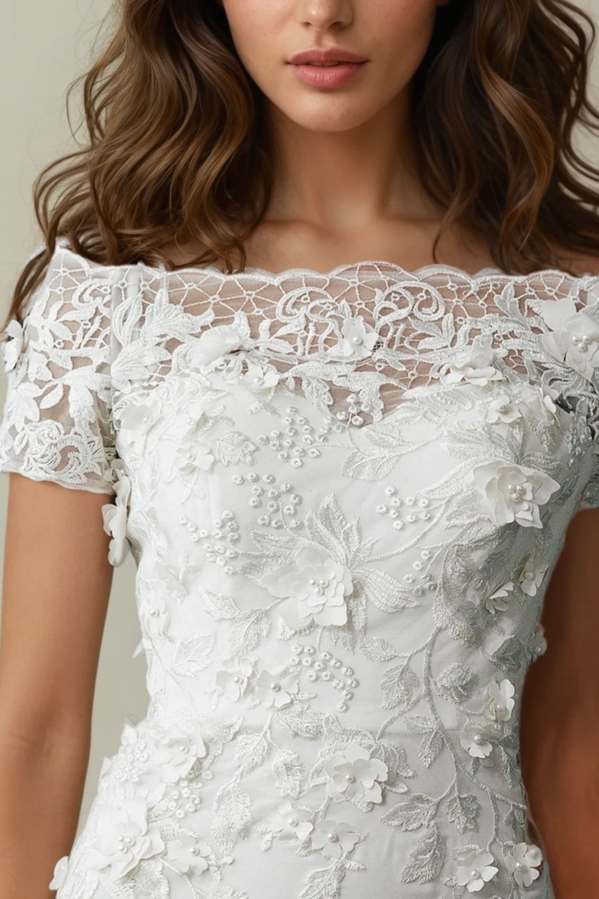 Vestido de Novia Corte Recto de Chiffon Bordado con Perlas y Flores en 3D, Color Off White