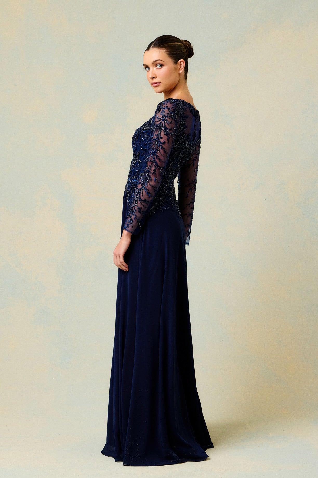 Vestido Línea A Con Manga Larga con Encaje Color Navy.