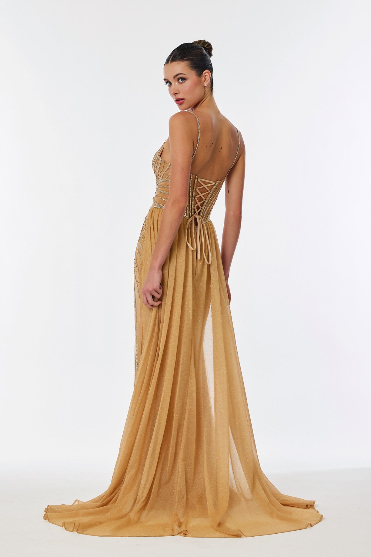 Vestido Recto con Cauda de Tul, Bordado con Cristales, Cuentas y Lentejuelas, Color Gold