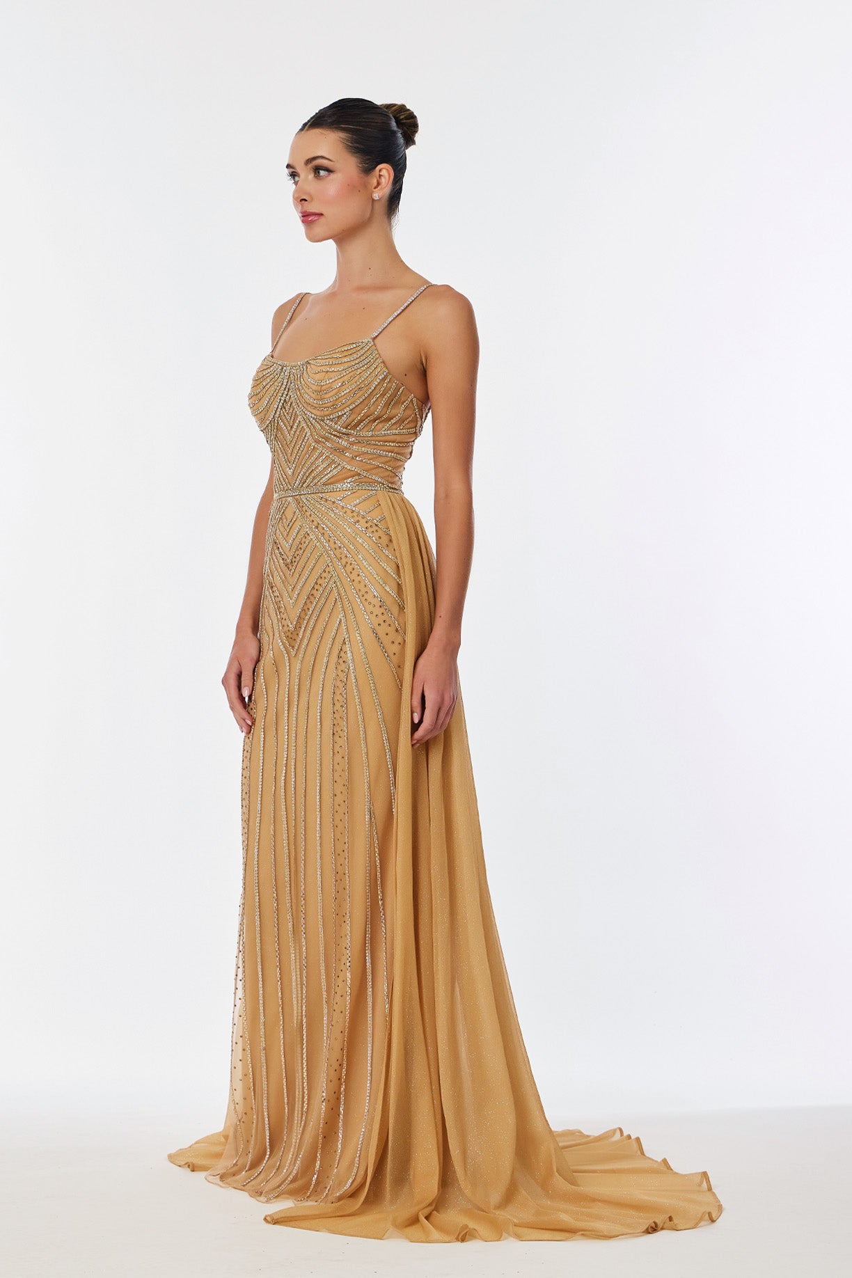 Vestido Recto con Cauda de Tul, Bordado con Cristales, Cuentas y Lentejuelas, Color Gold