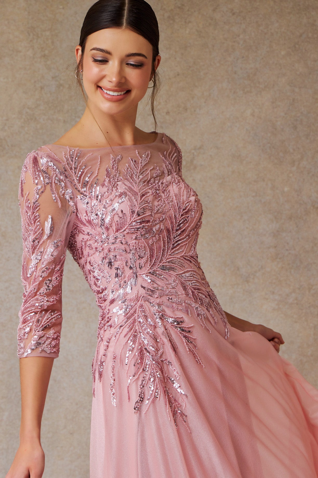 Vestido en Línea A Con Mangas Laras Color Dusty Rose.
